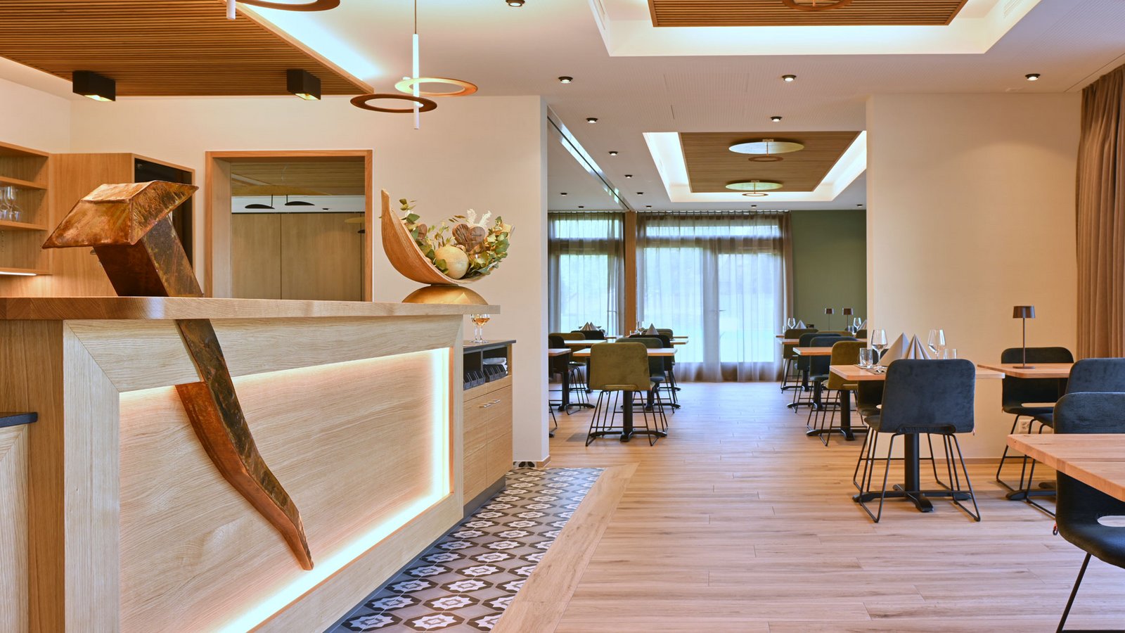 Blick in das moderne Restaurant Le Clou in Neuenegg