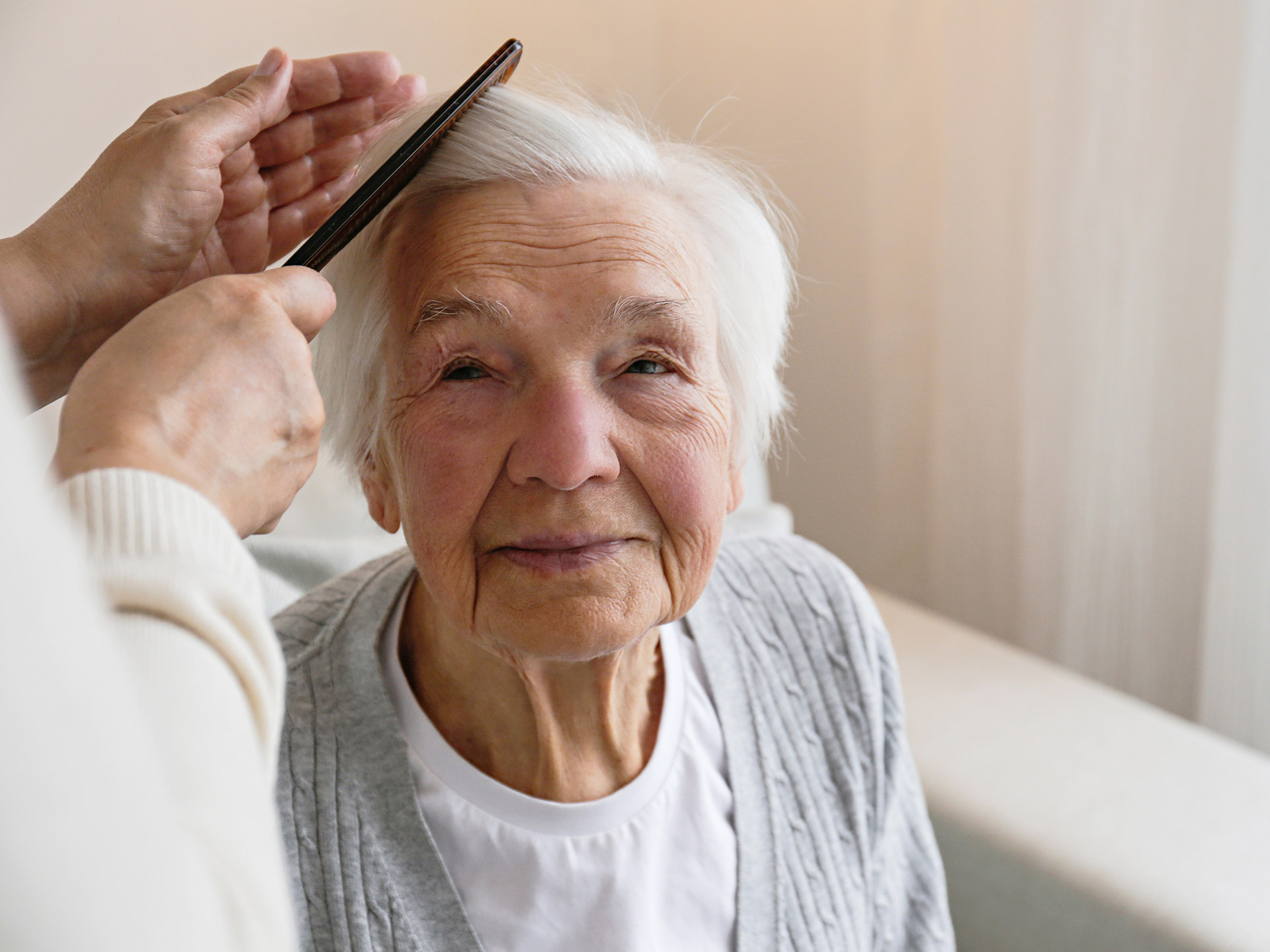 Coiffeur im Landhaus Neuenegg Einer Bewohnerin werden die Haare gekämmt