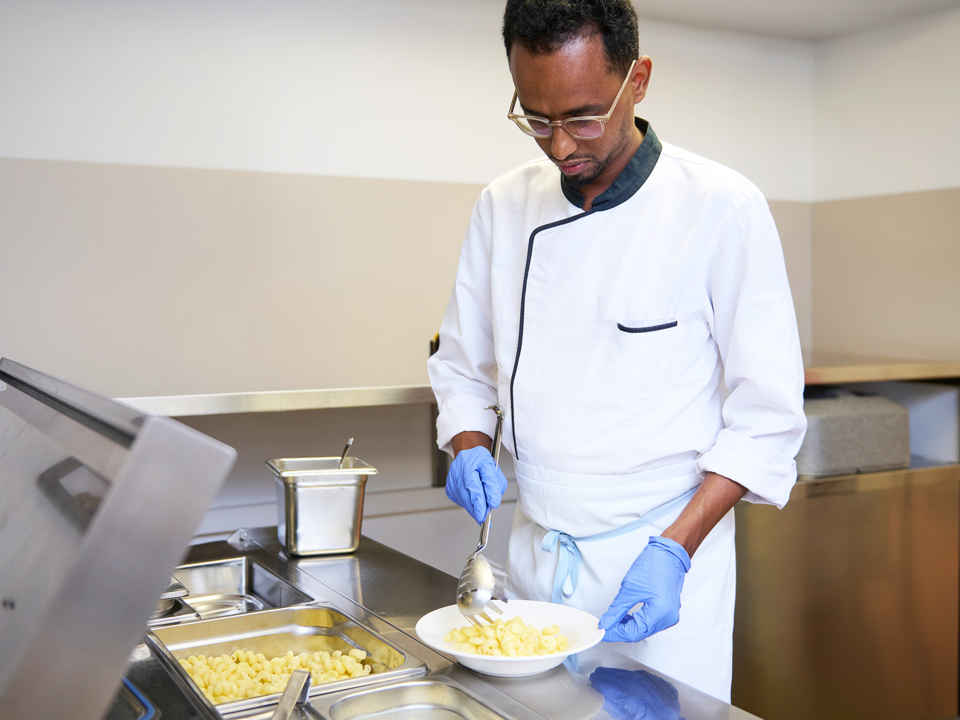 Ein Koch teilt Essen aus