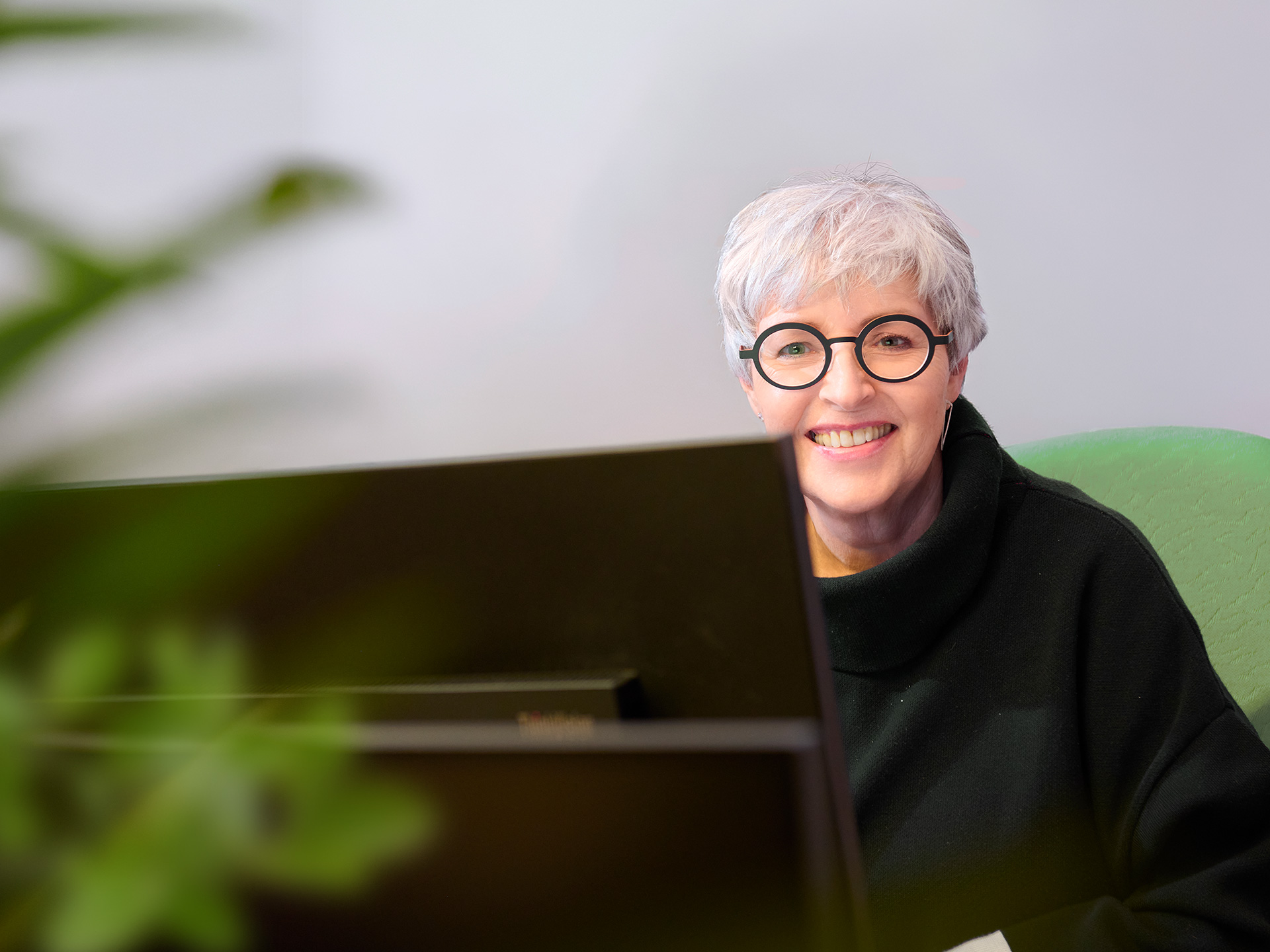 Eine Frau sitzt an einem Computer