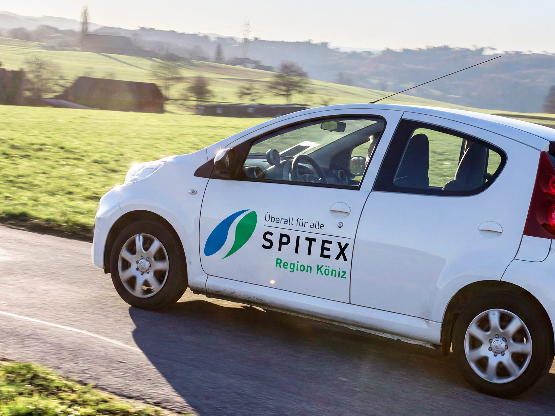 Ein Auto mit dem Spitex Logo